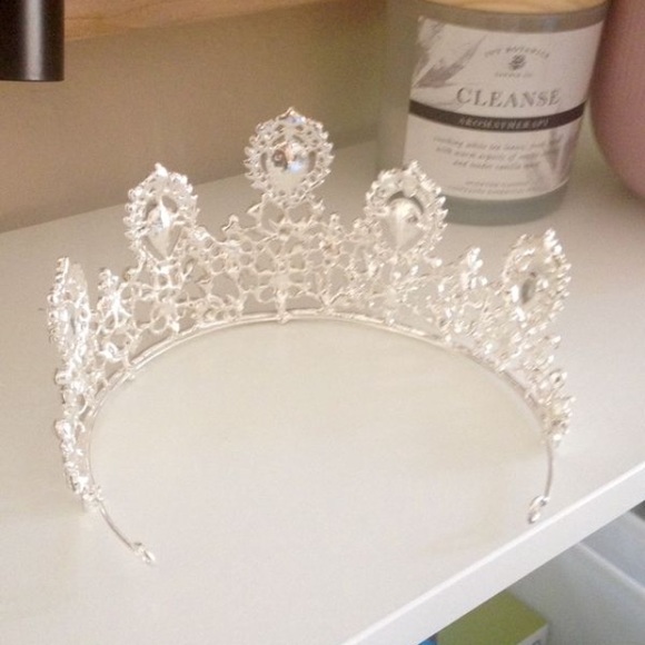 Luxury Swarovski Crown Tiara - Picture 4 of 8